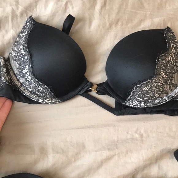 34A Victoria Secret Bras - Picture 7 of 8